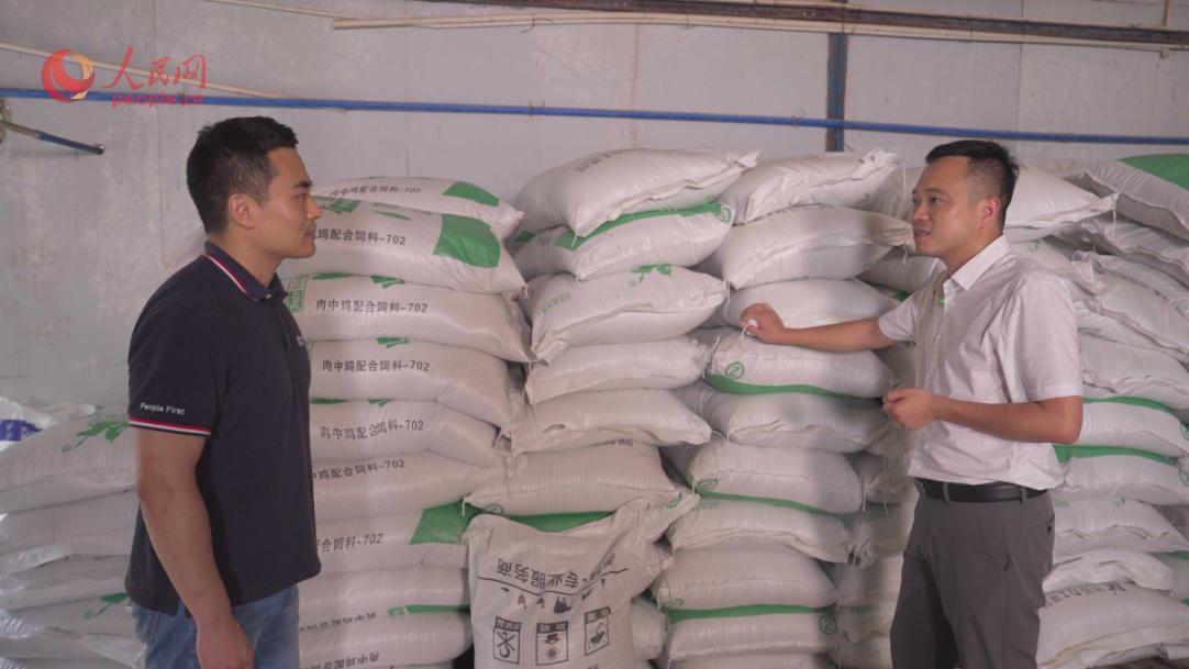 文圣農(nóng)業(yè)開發(fā)有限公司任志軍（右）接受采訪。人民網(wǎng)記者 王紹紹攝