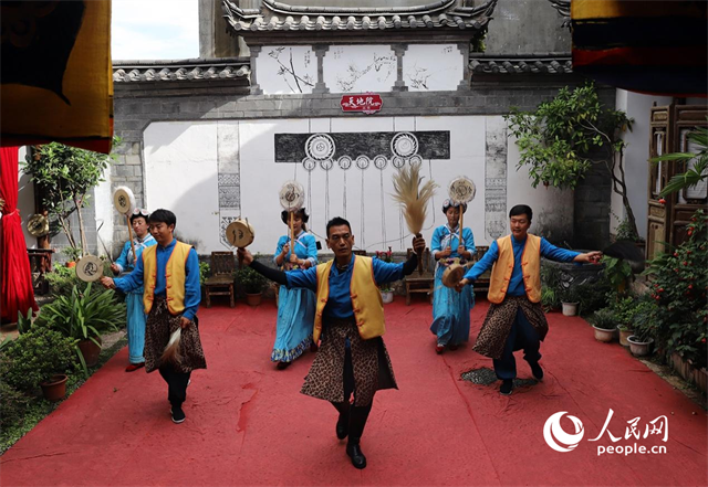 云南麗江古城“天地院”的納西族演出。 人民網(wǎng)記者 程浩攝