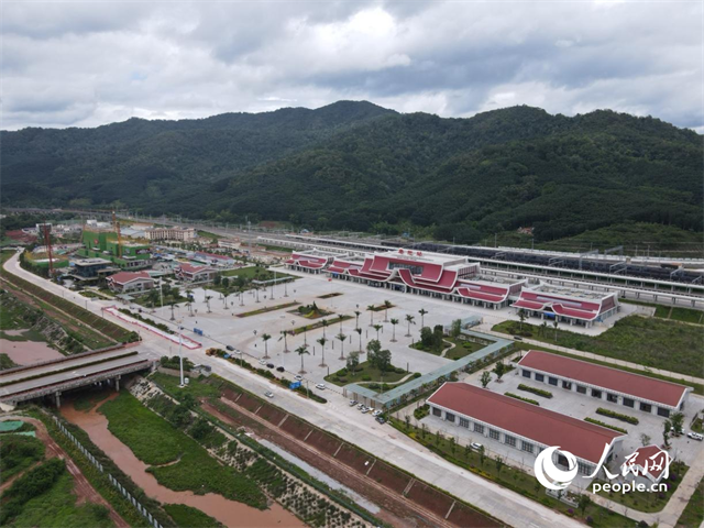 航拍云南磨憨口岸。 人民網(wǎng)記者 符皓攝