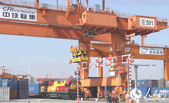 位于重慶國際物流樞紐園區(qū)的重慶鐵路集裝箱中心站。 人民網(wǎng)記者 劉祎攝