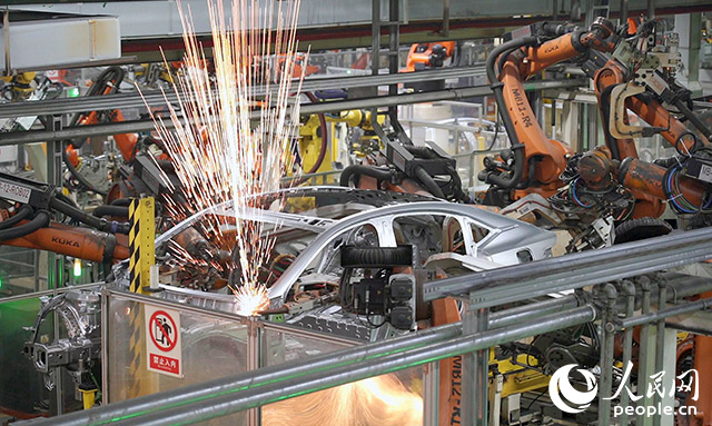 長安汽車兩江工廠，機械臂正在工作。人民網(wǎng)記者 劉祎攝
