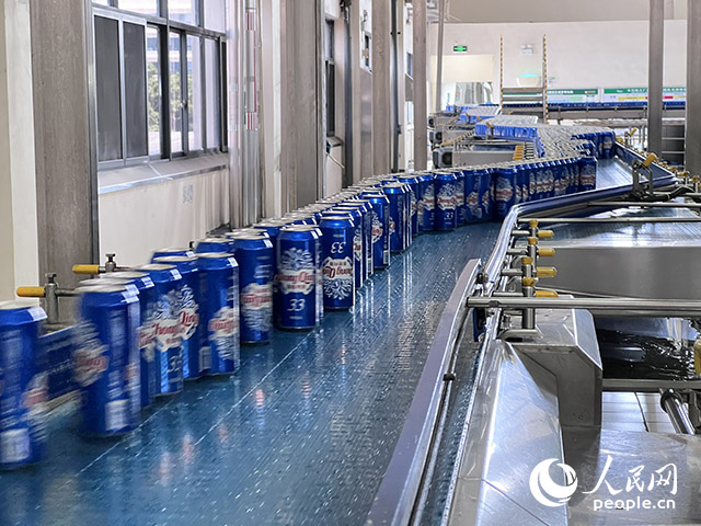 重慶啤酒包裝車間易拉罐生產(chǎn)線。人民網(wǎng)記者 胡虹攝