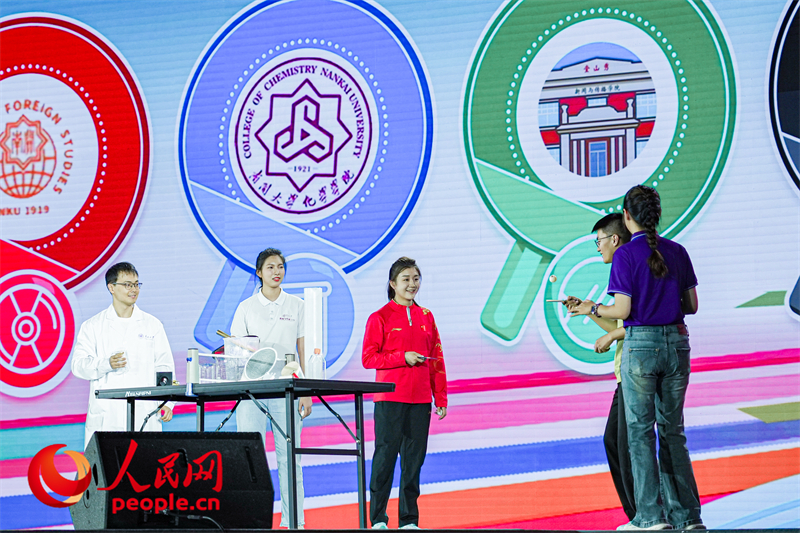 陳夢與南開學(xué)子互動。人民網(wǎng)記者 于凱攝