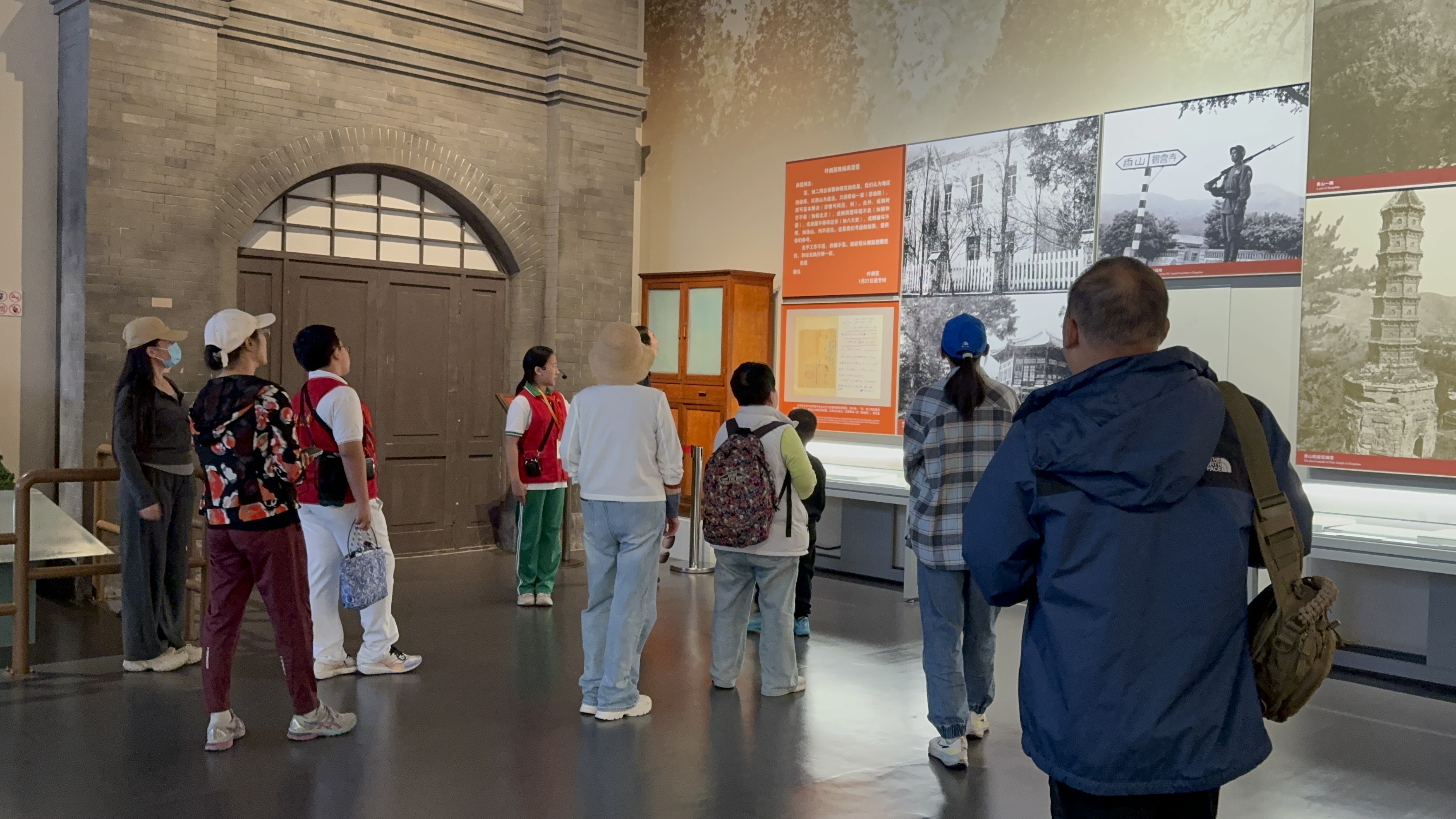 10月4日，北京香山革命紀(jì)念館內(nèi)，一名“紅領(lǐng)巾志愿者”正在為參觀者講解。人民網(wǎng)記者 劉微攝