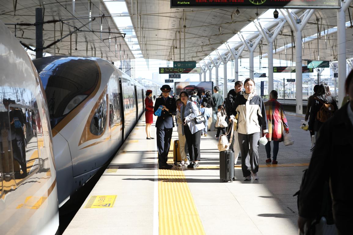 旅客在站臺準備乘車。受訪方供圖