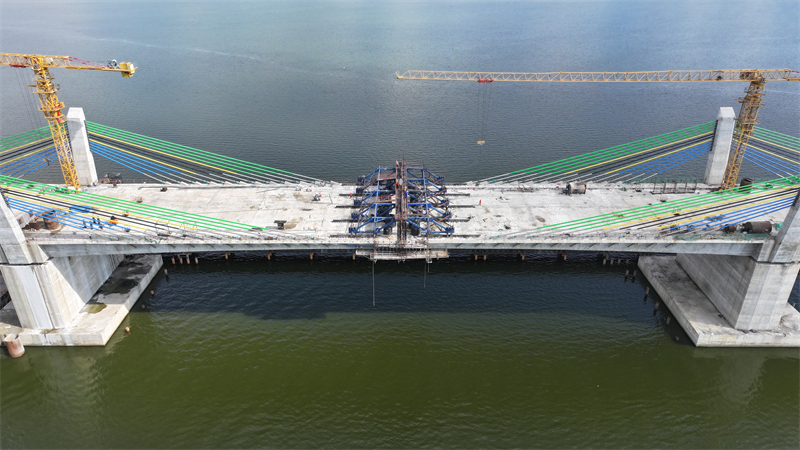 圖為馬古富力大橋合龍現(xiàn)場。中土東非公司供圖