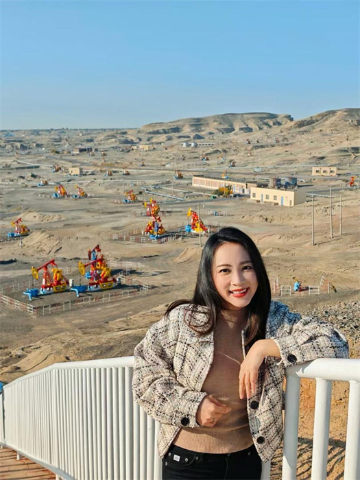 中泰文化推廣達(dá)人張愛玲參觀克拉瑪依百里油區(qū)。受訪者供圖