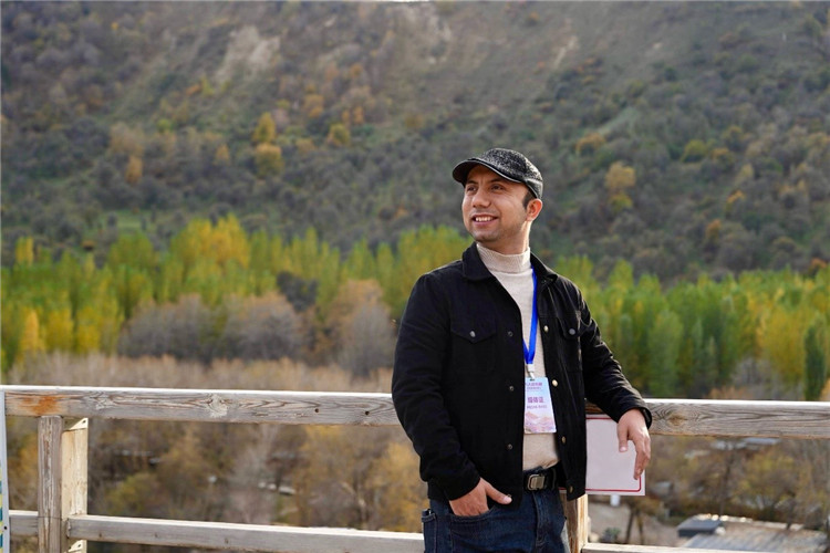 阿布德吾力參加“萬人說新疆”優(yōu)秀作者媒體行活動留影。受訪者供圖