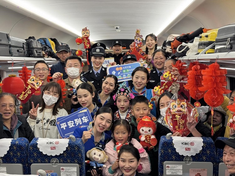 春節(jié)期間，在中老鐵路磨萬（磨丁—萬象）段，鐵路客運(yùn)員工與乘客合影留念。李加勇攝
