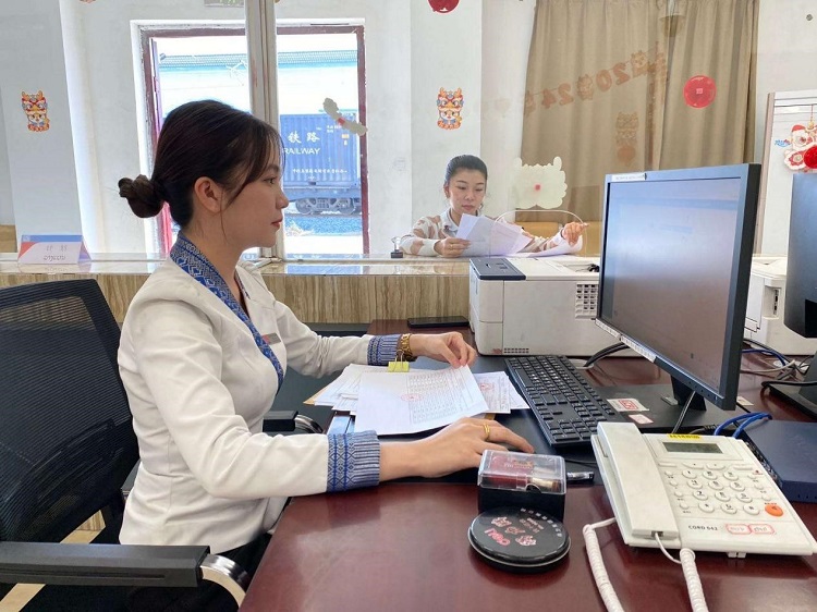 春節(jié)期間，中老鐵路員工堅(jiān)守崗位，保障鐵路運(yùn)行安全、暢通。李加勇攝