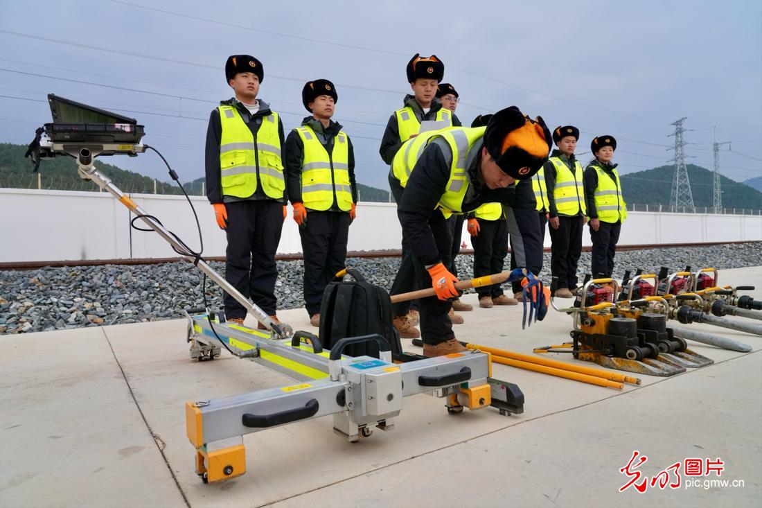 【發(fā)現(xiàn)最美鐵路】云端上的“毫米級”守護者——麗香鐵路養(yǎng)護工