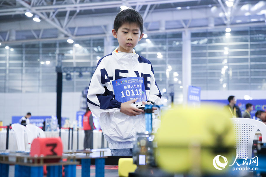 參加2025數(shù)字中國創(chuàng)新大賽青少年AI機(jī)器人賽道決賽的小選手。人民網(wǎng)記者 焦艷攝