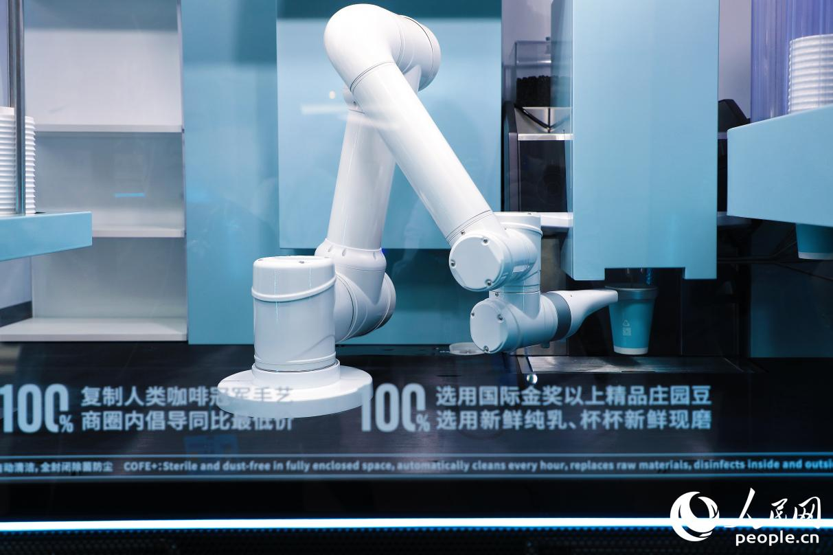 機(jī)器人現(xiàn)磨咖啡。人民網(wǎng) 李唯一攝