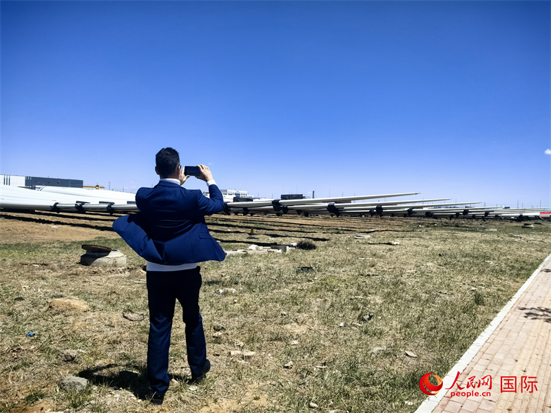 外媒記者拍攝廠房外的風(fēng)力渦輪發(fā)電機的巨型漿葉。人民網(wǎng) 楊春燕攝