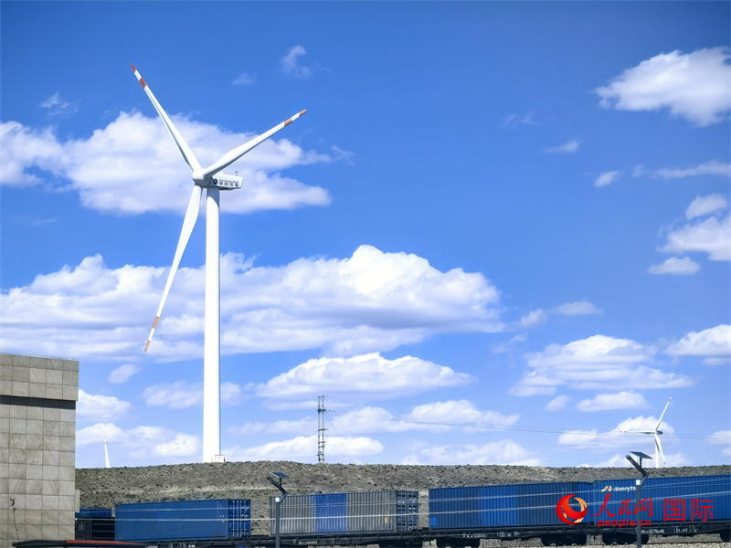 烏蘭察布烏蘭哈達(dá)火山附近的風(fēng)力渦輪發(fā)電機。人民網(wǎng) 楊春燕攝