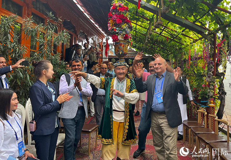 5月24日，外國媒體人在伊寧市喀贊其民俗旅游區(qū)參觀體驗(yàn)。 人民網(wǎng)記者 翟轉(zhuǎn)麗攝