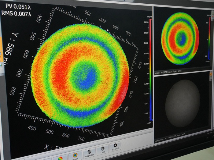 屏幕上清晰顯示著光學(xué)元器件的打磨程度。人民網(wǎng)記者 李洋攝