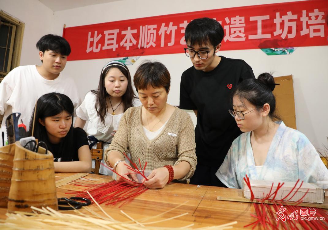 直播助農(nóng)、健康義診、扮靚街巷……青年學(xué)子暑期返鄉(xiāng)服務(wù)桑梓