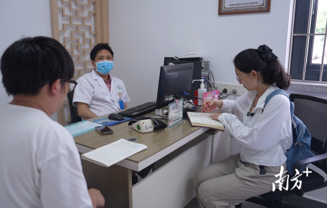 公共服務(wù)調(diào)研組在崖口村衛(wèi)生站調(diào)研。