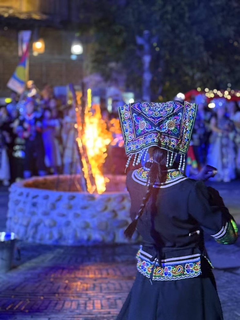 2025年7月，貴州烏江寨“萬人打跳夜”現場。受訪者供圖