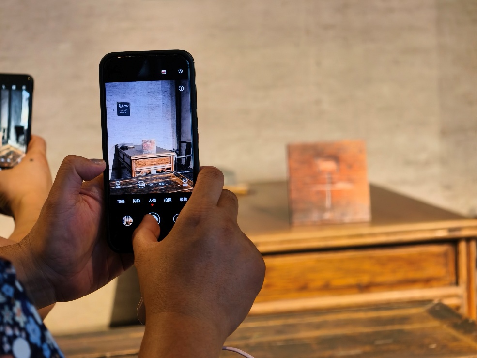 2025年7月15日，暑期研學團小朋友在浙江省紹興市三味書屋拍攝魯迅讀書座位及課桌上的“早”字。受訪者供圖