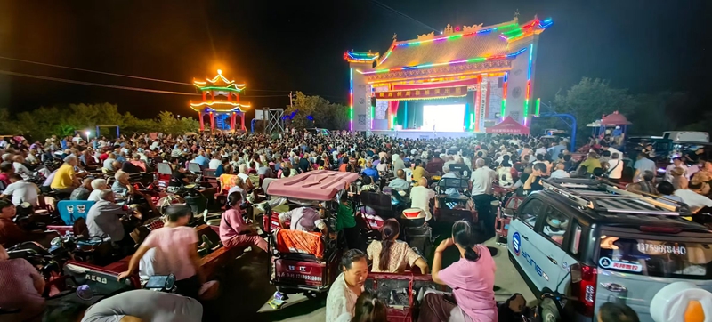 “戲曲進鄉(xiāng)村”在吉安城村演出。姚二曼攝