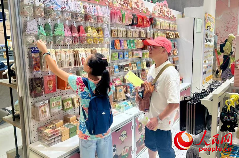 游客在文創(chuàng)店挑選商品。人民網記者 鄒星攝