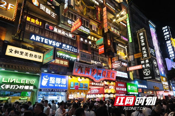 “五一”假期五一商圈客流激增，網(wǎng)紅長(zhǎng)沙再現(xiàn)頂流效應(yīng)。.jpg