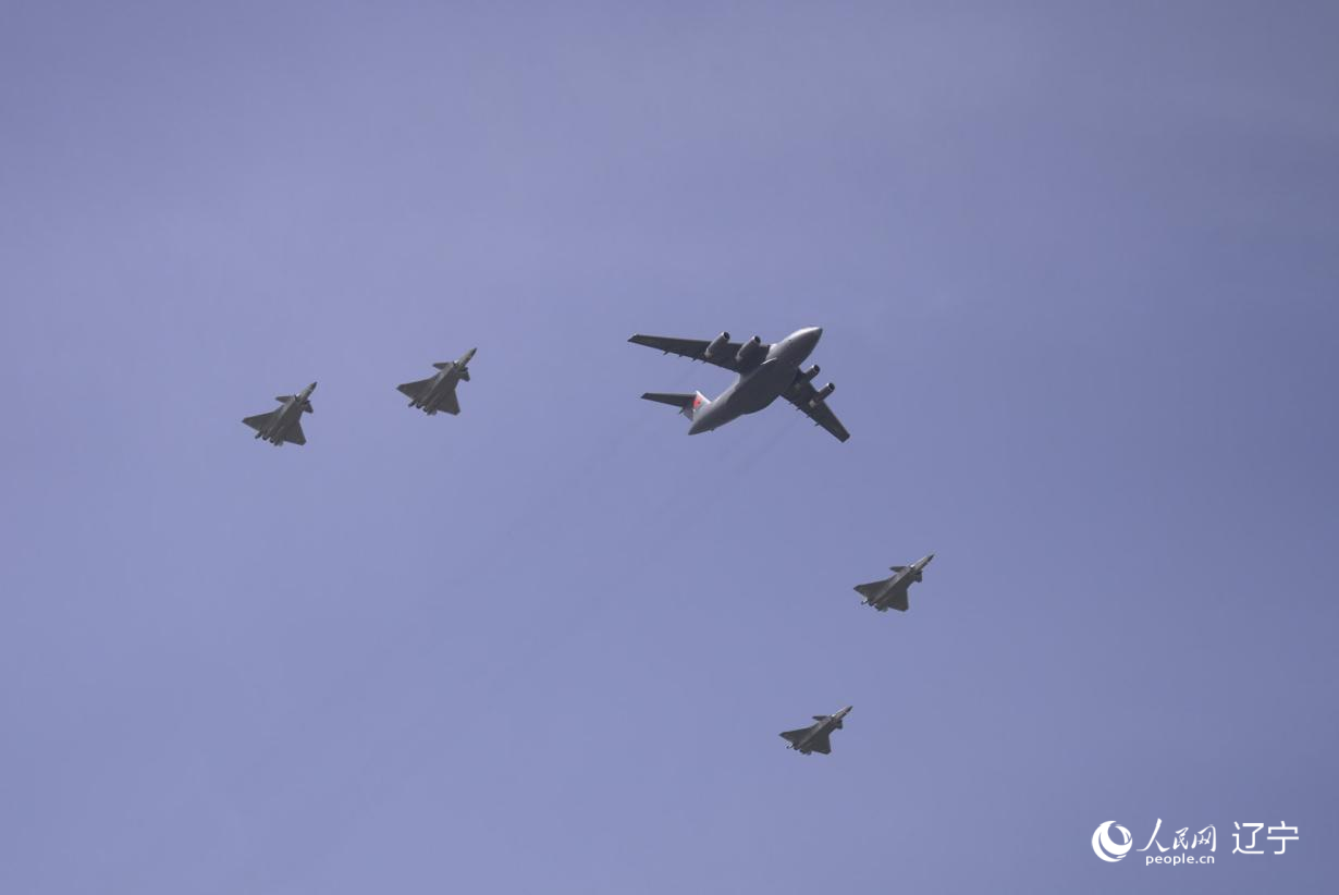 執(zhí)行第十二批在韓中國(guó)人民志愿軍烈士遺骸轉(zhuǎn)運(yùn)任務(wù)的運(yùn)-20進(jìn)入中國(guó)領(lǐng)空后，首次采用“五機(jī)編隊(duì)”的方式，由4架殲-20伴飛護(hù)航，與往年相比護(hù)航規(guī)格更高。人民網(wǎng)記者 邱宇哲攝