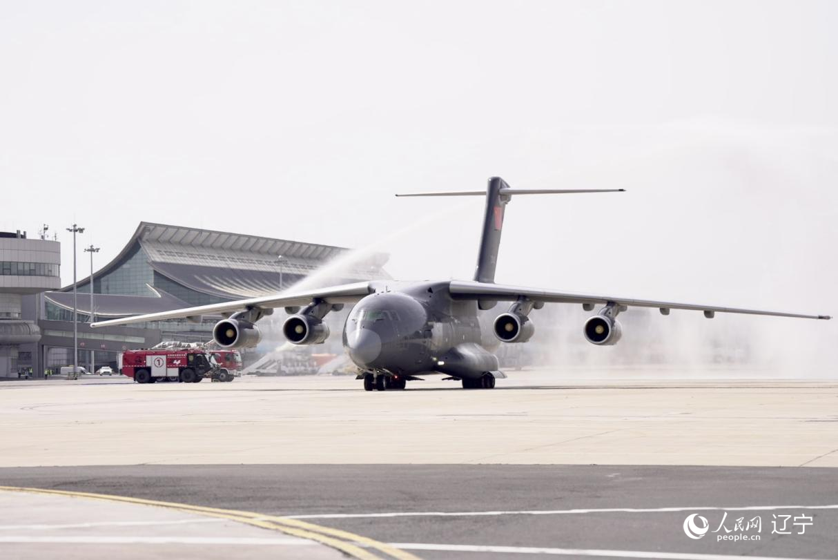 沈陽(yáng)桃仙國(guó)際機(jī)場(chǎng)以“過(guò)水門(mén)”最高禮遇迎接英烈回家。人民網(wǎng)記者 邱宇哲攝