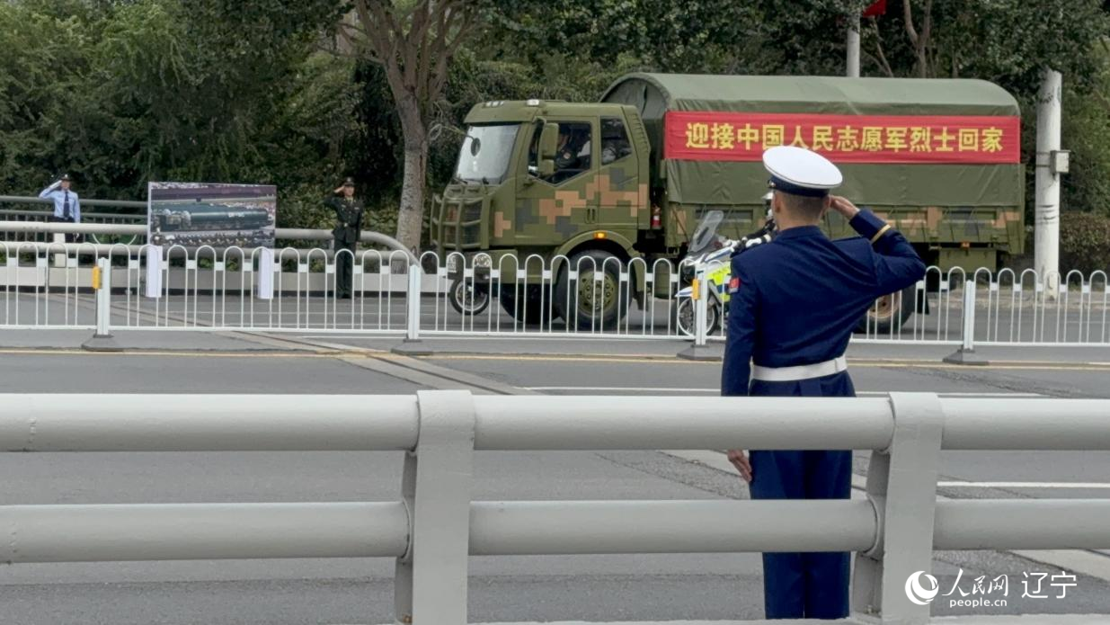 沈陽(yáng)市渾河橋東側(cè)，擺放著東風(fēng)—5C導(dǎo)彈的受閱照片。人民網(wǎng)記者 湯龍攝