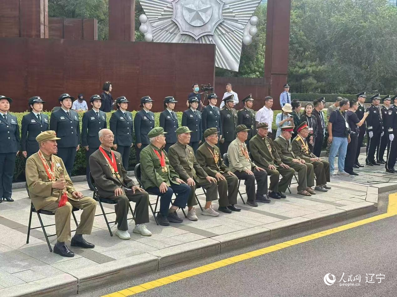 沈陽(yáng)抗美援朝烈士陵園門(mén)前，志愿軍老戰(zhàn)士等候戰(zhàn)友的歸隊(duì)。人民網(wǎng)記者 周頌雪攝