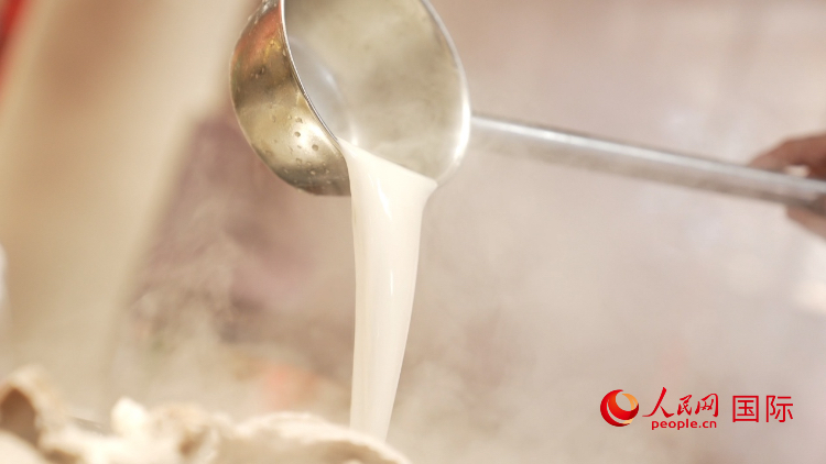 熬制中的徐州羊湯。人民網(wǎng)記者 蘇纓翔攝