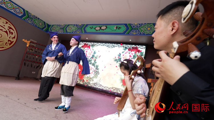 人民網(wǎng)外籍專家湖長明體驗(yàn)柳琴戲。人民網(wǎng)記者 蘇纓翔攝