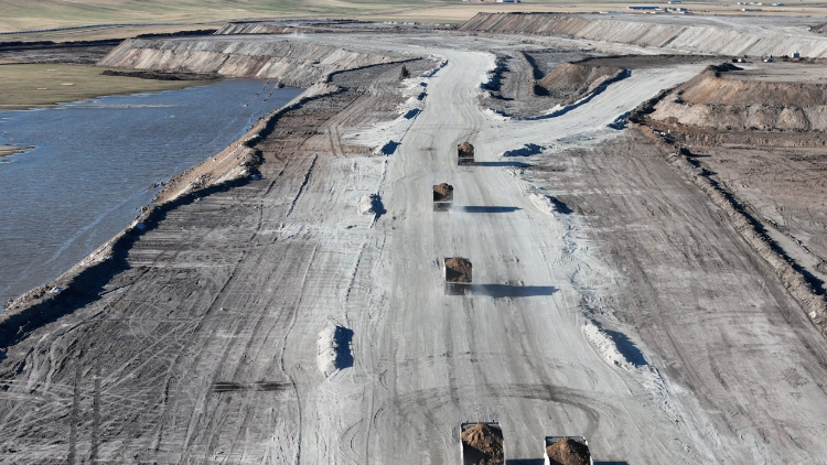 徐工無人電動(dòng)礦卡行駛在內(nèi)蒙古華能伊敏露天礦區(qū)。受訪對(duì)象供圖