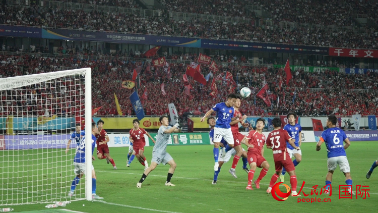 “蘇超”比賽現(xiàn)場。人民網(wǎng)記者 余樂攝