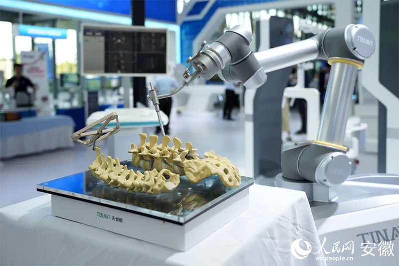 2024世界制造業(yè)大會上展出的骨科手術(shù)機器人。人民網(wǎng)記者 王銳攝