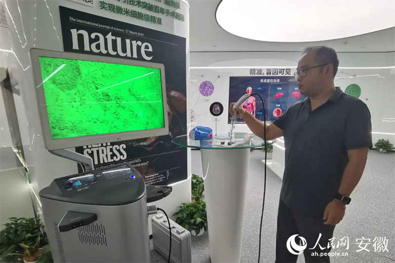 陳廷嘉演示“安刀”使用方法。人民網(wǎng)記者 胡雨松攝