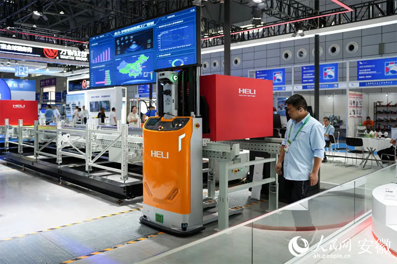 2024世界制造業(yè)大會上，合力將智能數(shù)據(jù)工廠系統(tǒng)帶進(jìn)展會。人民網(wǎng)記者 王銳攝