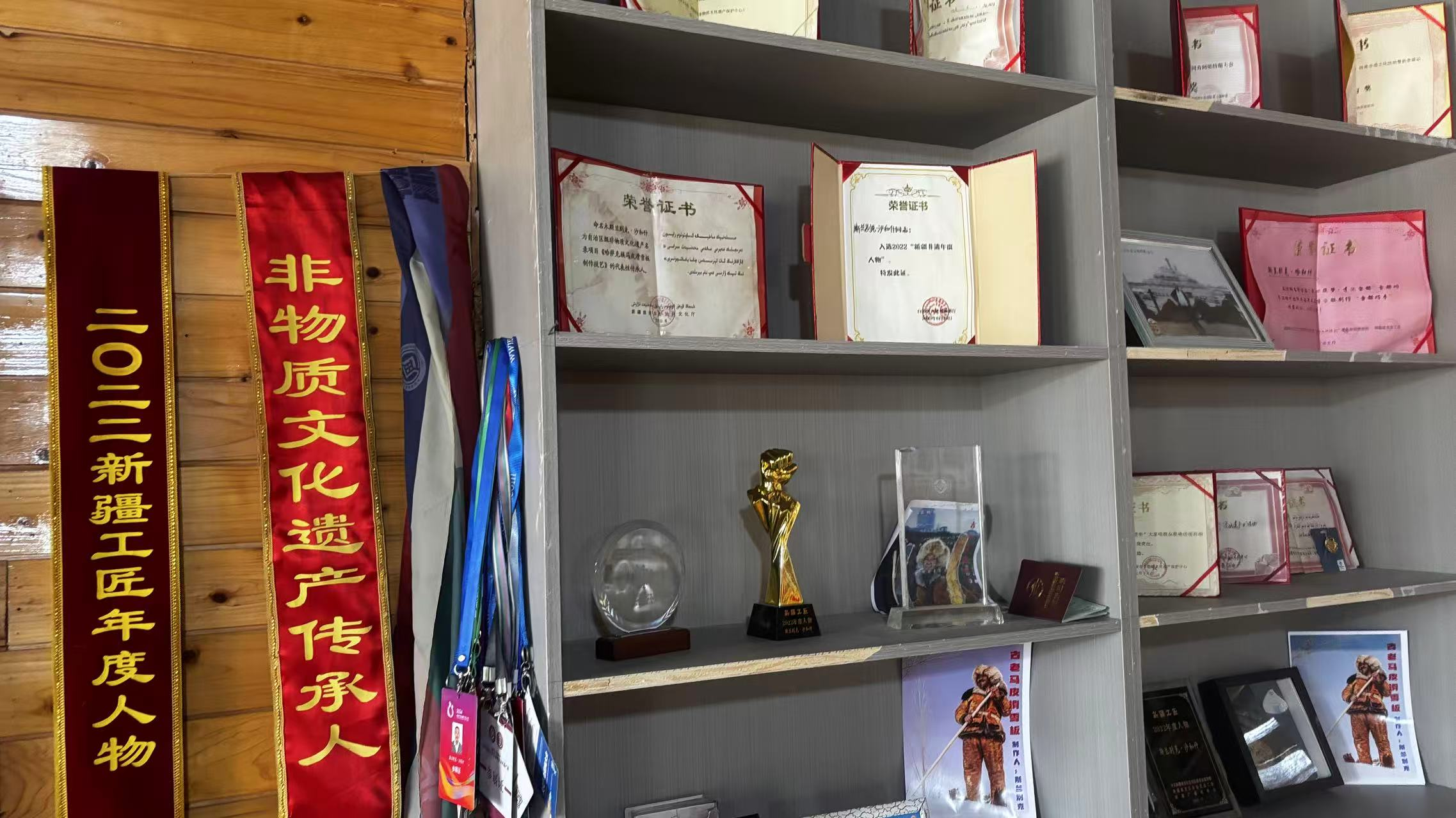 農(nóng)牧民古老毛皮滑雪板制作培訓(xùn)基地榮譽(yù)墻一角。