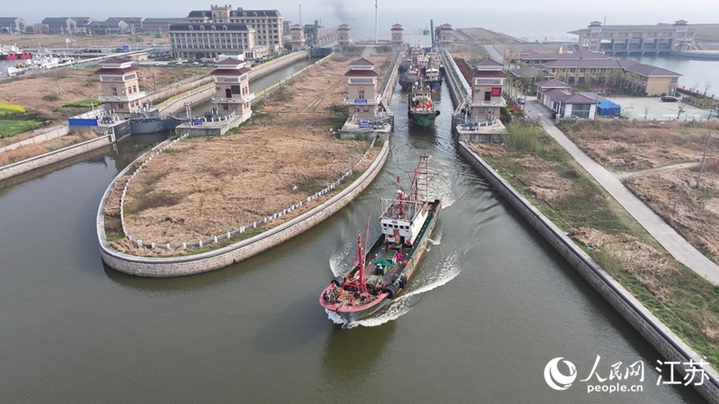 接鮮船駛過南通啟東呂四漁港船閘。人民網(wǎng)記者 余樂攝