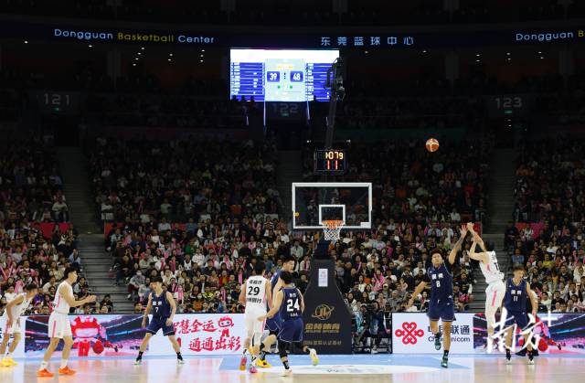 11月12日，十五運會男籃成年組決賽，現(xiàn)場有序而熱烈。張由瓊 攝