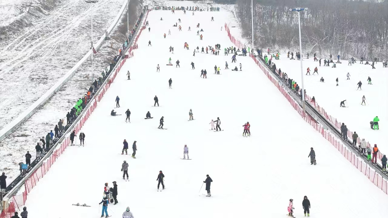 沈陽怪坡國際滑雪場迎來眾多滑雪愛好者。人民網(wǎng)記者 孝媛攝