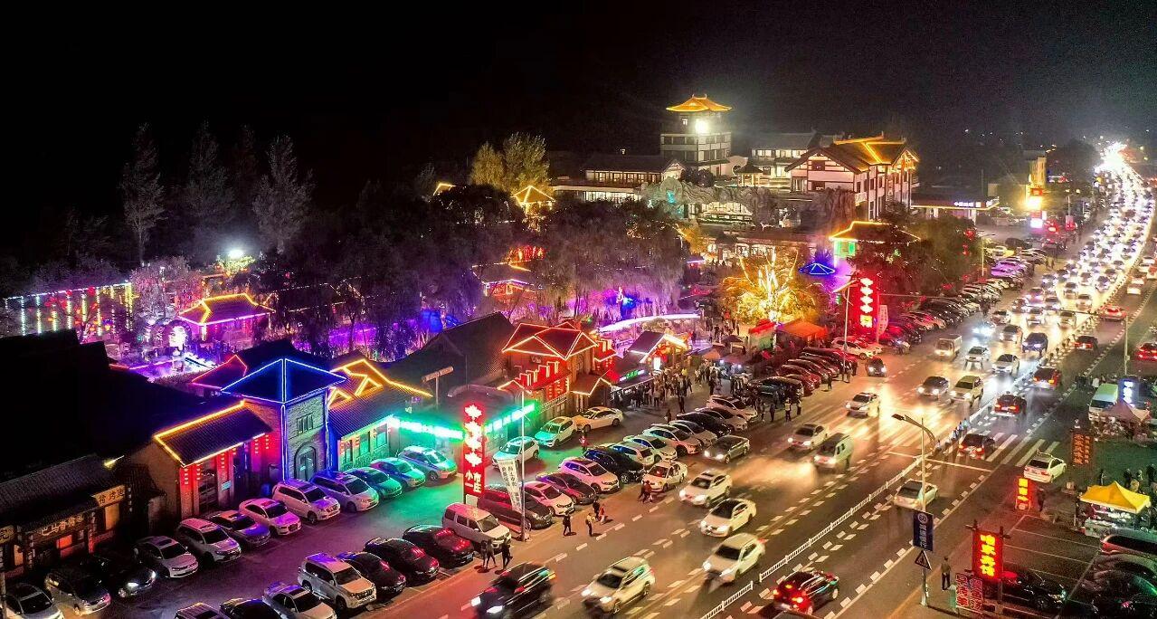 “小市一莊”夜景。受訪者供圖