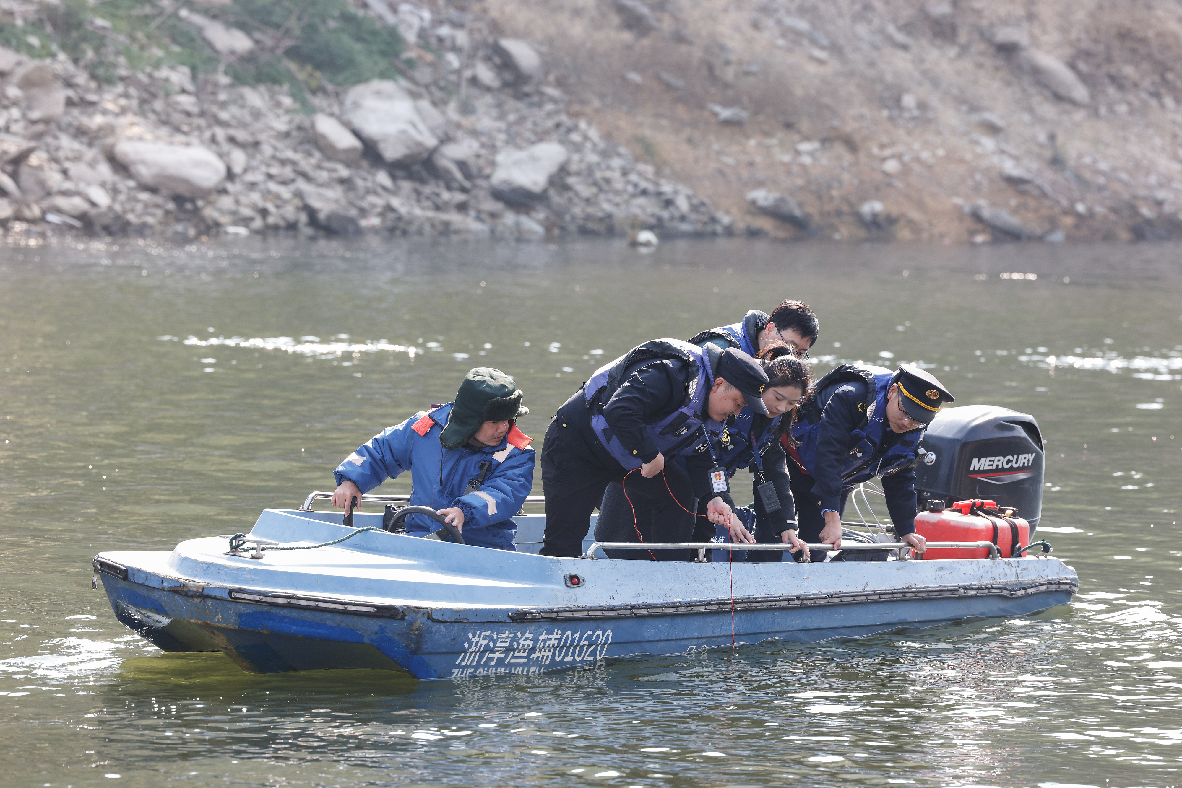 2025年12月4日，浙江杭州淳安縣與安徽黃山歙縣紀(jì)檢監(jiān)察干部及綜合行政執(zhí)法人員對浙皖交界的新安江鳩坑口水域進(jìn)行常態(tài)化巡河，共同保護(hù)漁業(yè)資源和水域生態(tài)環(huán)境。