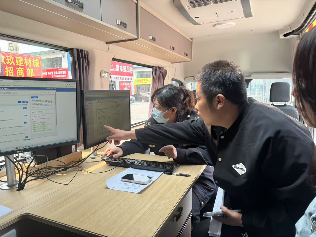 沈陽(yáng)市大東區(qū)市場(chǎng)監(jiān)督管理局將政務(wù)服務(wù)窗口“搬”到商戶“家門口”，現(xiàn)場(chǎng)為經(jīng)營(yíng)主體集中辦理并頒發(fā)營(yíng)業(yè)執(zhí)照。沈陽(yáng)市營(yíng)商局供圖