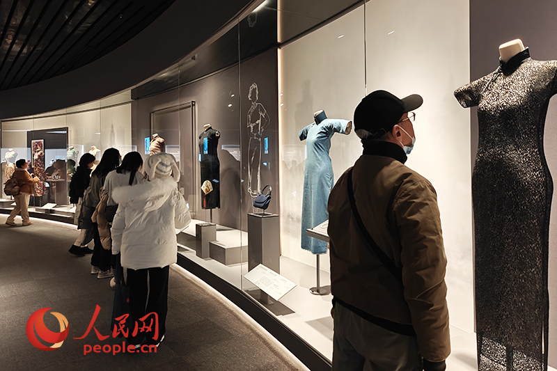 觀眾在上海博物館參觀展覽。人民網(wǎng)記者 韋衍行攝