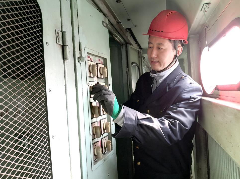 韓文盛認(rèn)真檢查低壓柜。