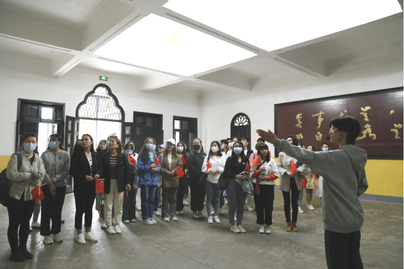 2021年5月20日，在喜迎中國共產(chǎn)黨建黨100周年之際，我校開展了少數(shù)民族學(xué)生“學(xué)黨史、感恩黨、跟黨走”紅色研學(xué)活動。