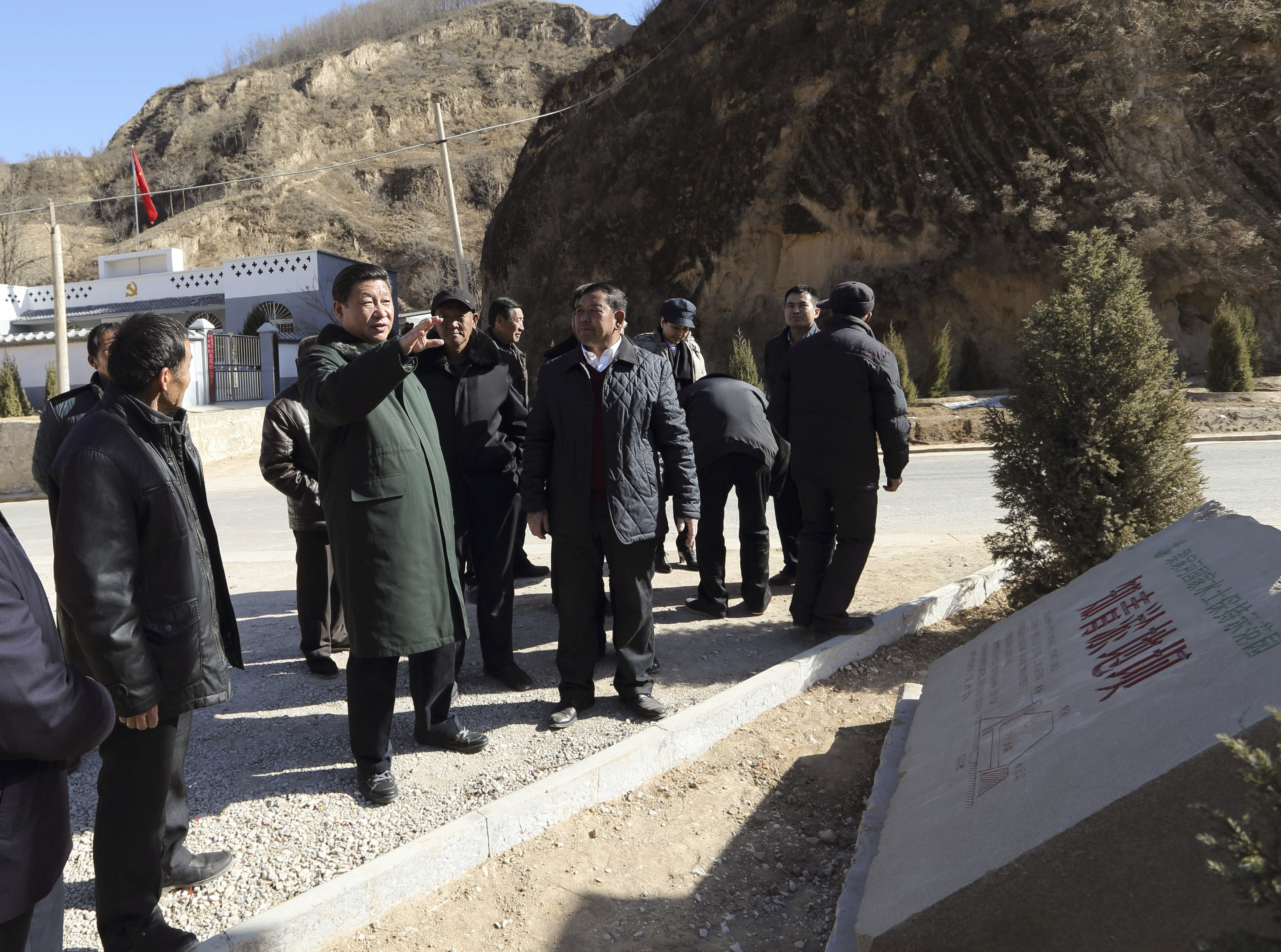 2015年春節(jié)前夕，習(xí)近平來到陜西考察調(diào)研，第一站便來到延安市延川縣梁家河村。新華社 發(fā)